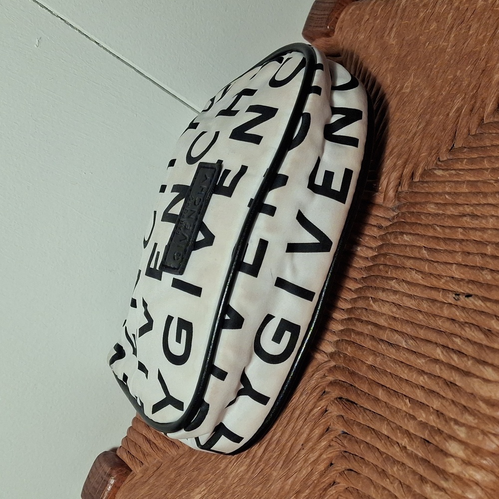 GIVENCHY cosmetic case. - Picture 3 of 8